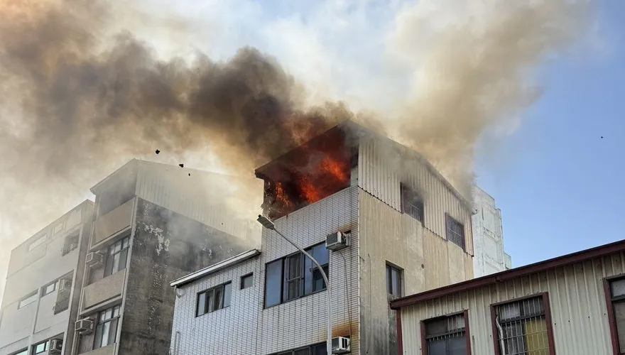台南「鐵蒸籠」大火！頂樓加蓋「烈焰濃煙狂竄」驚悚直擊