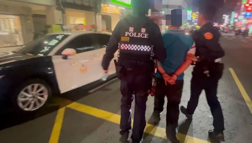 影/苓雅夜市警匪追逐！酒駕男逆向遭破窗　吞7.3萬罰單