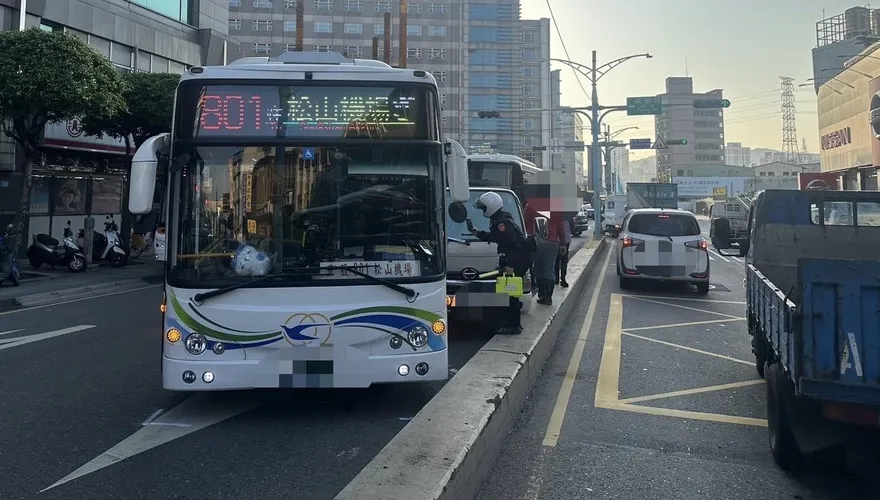 新北新莊公車「鬼切」撞貨車　車上多人慘摔送醫