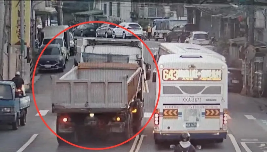 影/新北新店砂石車逆向硬切　閃避不及擦撞公車釀禍