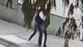 影/桃園狂女隨機攻擊「校門口鎖喉學生」！逮捕影片曝