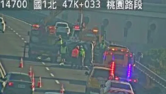 影/五楊高架出事了！「4大小車追撞翻覆」回堵塞爆