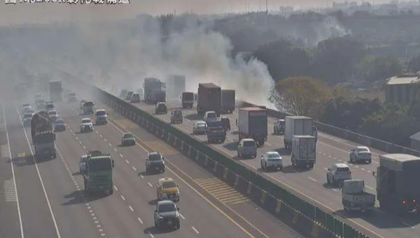 影/國1「彰化戰備道旁邊燒起來」！濃煙猛撲全車道