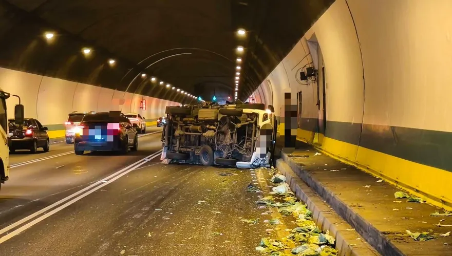 國3新店隧道南下貨車翻覆！交通一度回堵　司機自行脫困