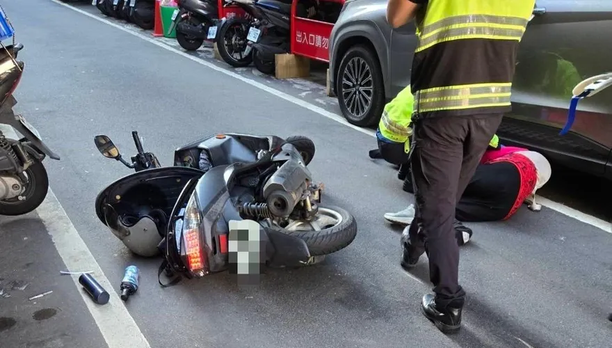 影/新北板橋機車逆光行駛撞行人　婦人昏迷命危