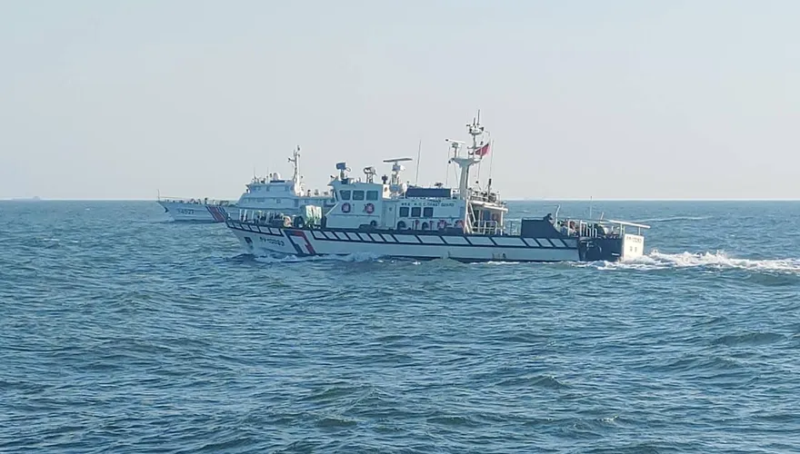 影/陸4艘海警船侵擾金門水域　海巡船艦一對一併航監控