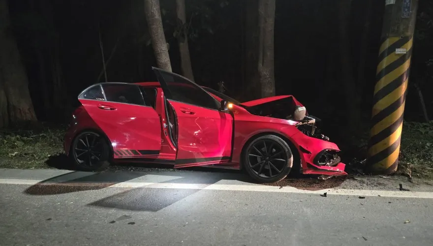 影/高雄紅色賓士自撞電桿女子落跑　車主到案：我媽開的