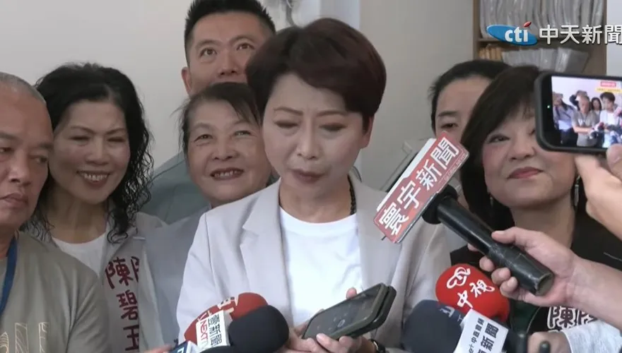 陳亭妃致電感謝相挺「你人氣超旺」　王世堅謙虛回：妳自己功勞啦