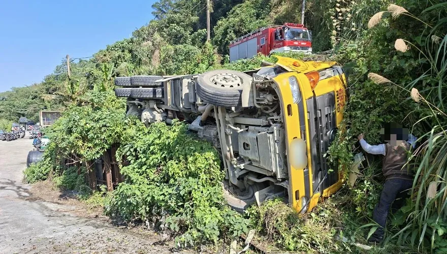影/新北八里水泥車翻落5米邊坡　駕駛受困警消急救援