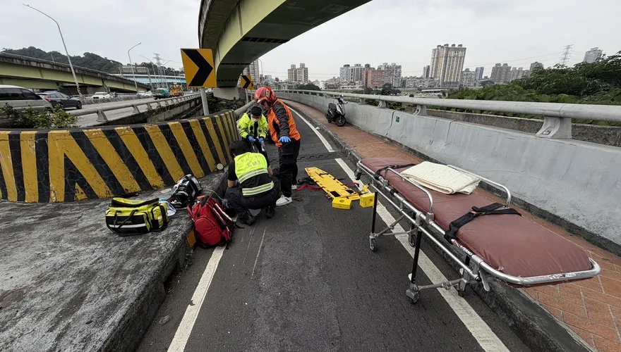 秀朗橋驚傳機車自摔！　75歲男「無呼吸心跳」送醫搶救中