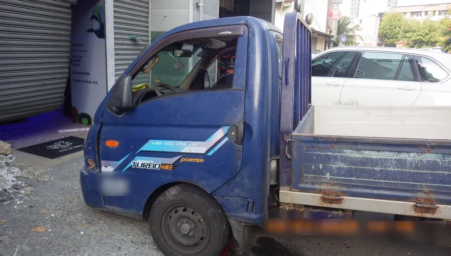 高雄水族館遭貨車暴撞！魚兒幸運逃死劫　老闆卻哀嘆慘賠