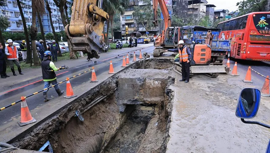 基隆麥金路爆管害4萬戶停水　搶修延至1/17凌晨完工