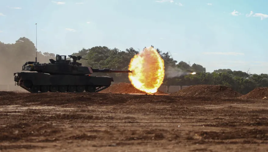 陸軍司令擔任M1A2T戰車射手　呂坤修上將親自射擊命中目標