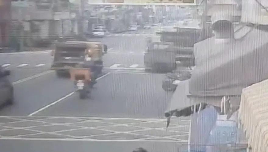 影/驚悚！高雄旅館吊掛鋼板「懸空6樓高」　人車下方過