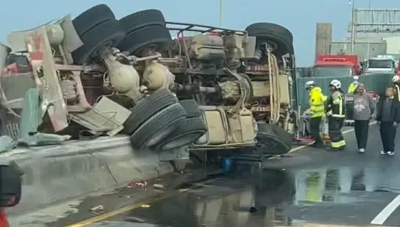 影/台61大園段水泥車自撞翻覆　「水泥溢出」交通大打結