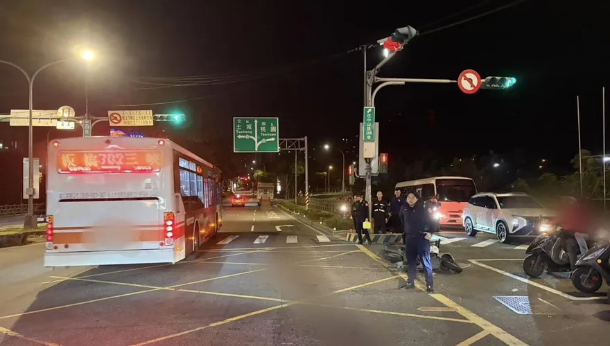 新北三峽貨車擦撞母女雙載機車　女騎士命危送醫不治