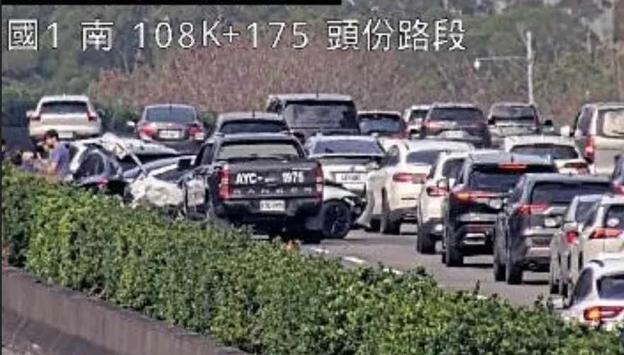 影/國1慘烈車禍！北向「至少4車追撞」扭曲變形