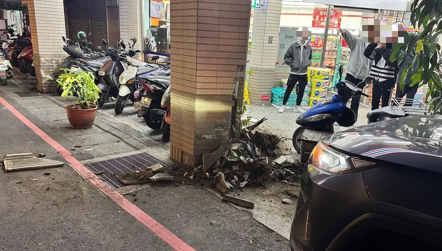 影/新北又有高齡駕駛肇事！7旬翁「吃藥開車暴衝撞超商」