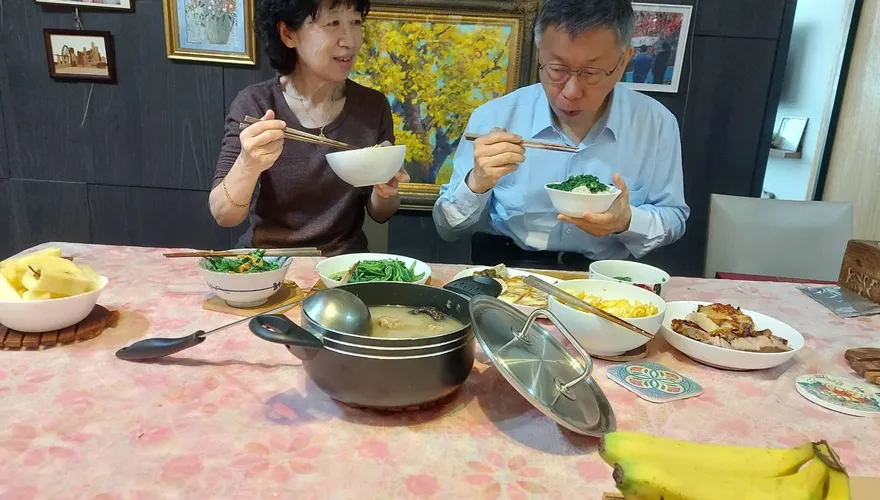柯文哲喊下次帶她出門「免得製造麻煩」　陳佩琪：以後半夜發臉書
