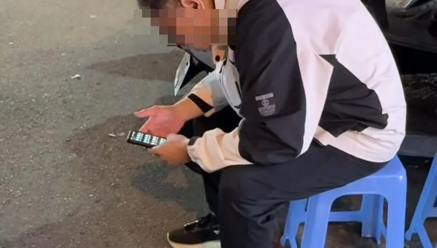 影/逢甲夜市驚見男子「鞋帶綁密錄器」　緊貼短裙妹