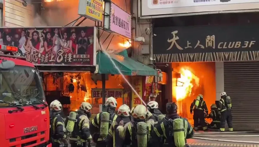 影/桃園車站NOVA旁大樓大火竄煙　苦主是「知名潤餅老店」