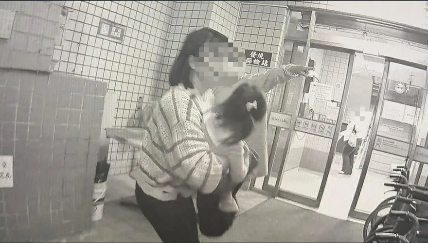 影/搶救2歲女童！吃拔絲地瓜卡喉　屏東警鳴笛開道送醫