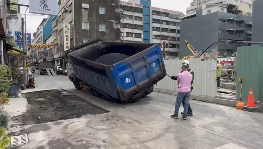 影/台南五妃街隔1晚路面又塌陷！　貨車後輪陷大坑卡住了