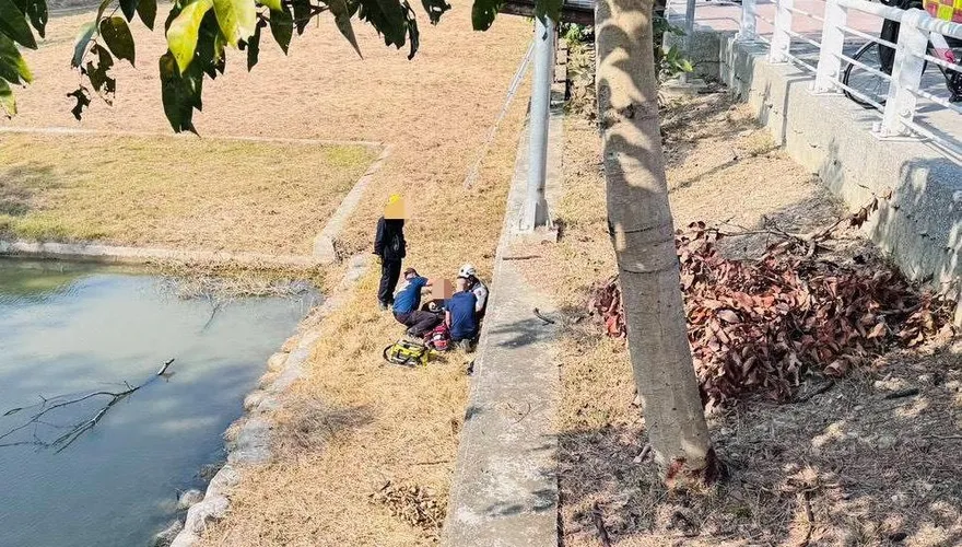 跌落滯洪池！高雄男釣魚摔斷腿　警消衝現場救援送醫