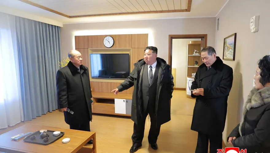 金正恩穿大衣、踩皮鞋直闖女湯「視察」　日媒：濃濃違和感