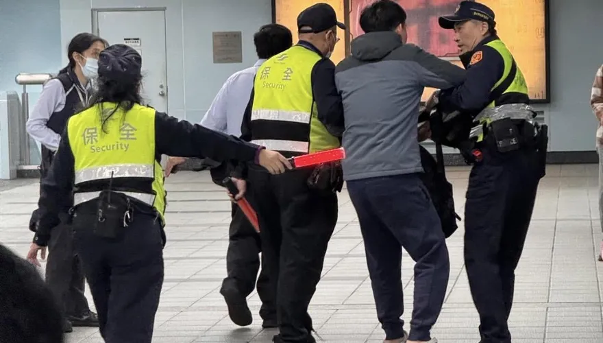 北捷板南線車廂內男子亮剪刀　乘客恐慌警帶回偵辦