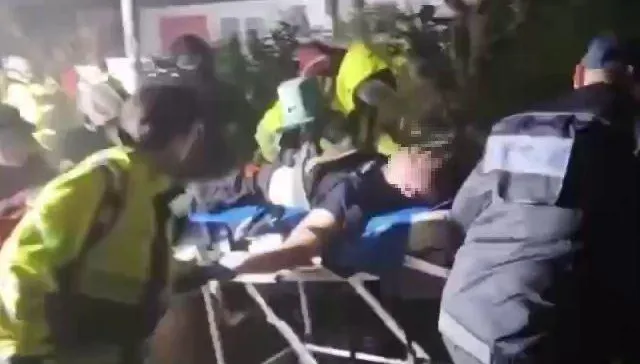影/你給我起來！基隆大火小隊長詹能傑殉職　同僚擔架旁悲喊