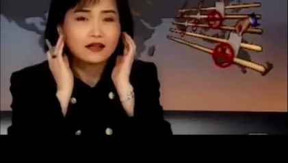 影/沈春華被爆炸聲嚇到摀耳　20年前主播台經典鏡頭曝光