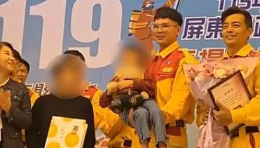 影/光復獲救女童「小沂」送注音卡片　童語：長大要當消防員