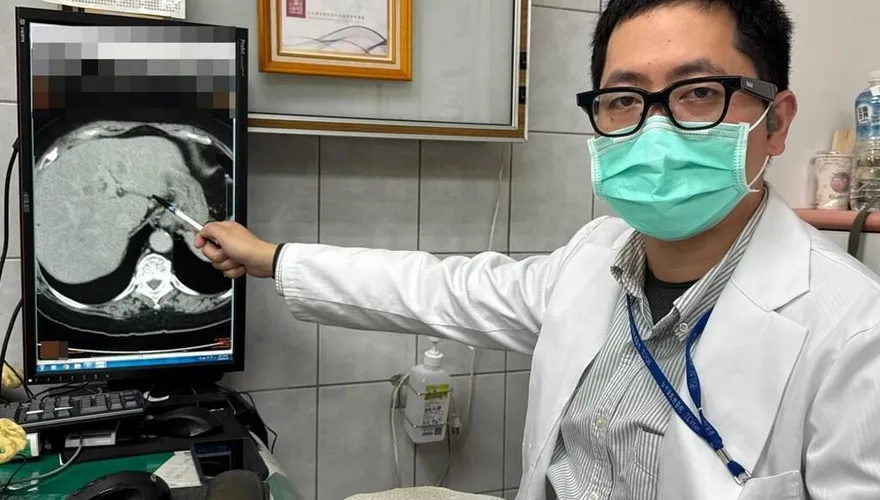 螞蟻人快看！婦人「脂肪肝高達6成」釀癌變　醫驚：病床旁滿滿甜點...