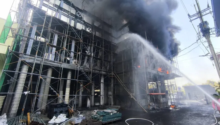恐怖黑煙竄天！高雄建築工地火警　40勇消急灌救