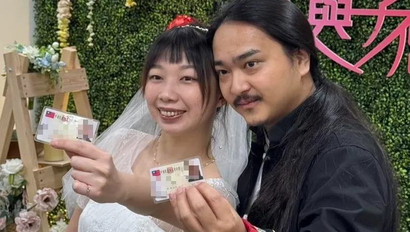 魔術師「幻術大仙」腳踩木屐偕愛妻登記結婚了！