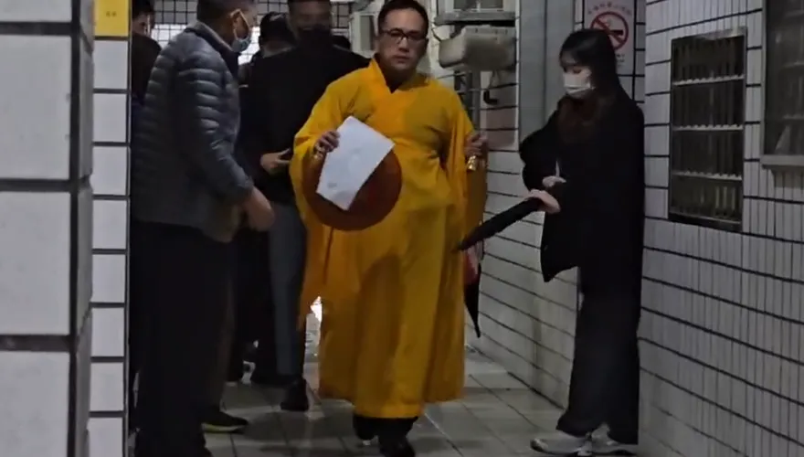 消防員詹能傑殉職！家屬撐傘雨中招魂　弟弟捧牌位神色哀慟