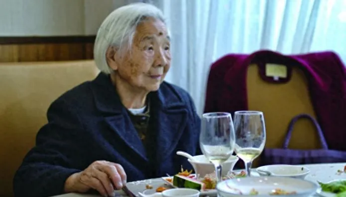101歲奶奶熬夜嗑零食卻健康？醫：不內耗、睡得好更重要