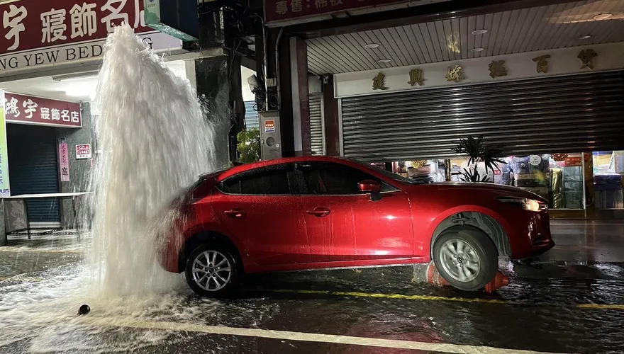 影/苗栗女開車恍神撞斷消防栓　水柱噴3米高順便洗車