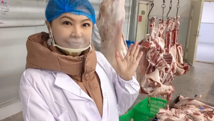 劉樂妍曬照片自嘲「賣肉還債」！被傳破產PO住處打臉