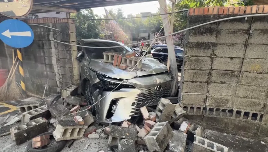 影/國民黨台中市黨部圍牆遭撞破　5人受傷3人送醫