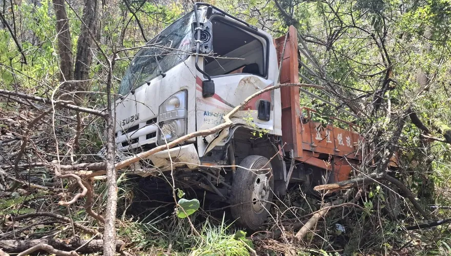 影/南投小貨車疑「方向盤卡死」失控墜百米山谷　搶命畫面曝