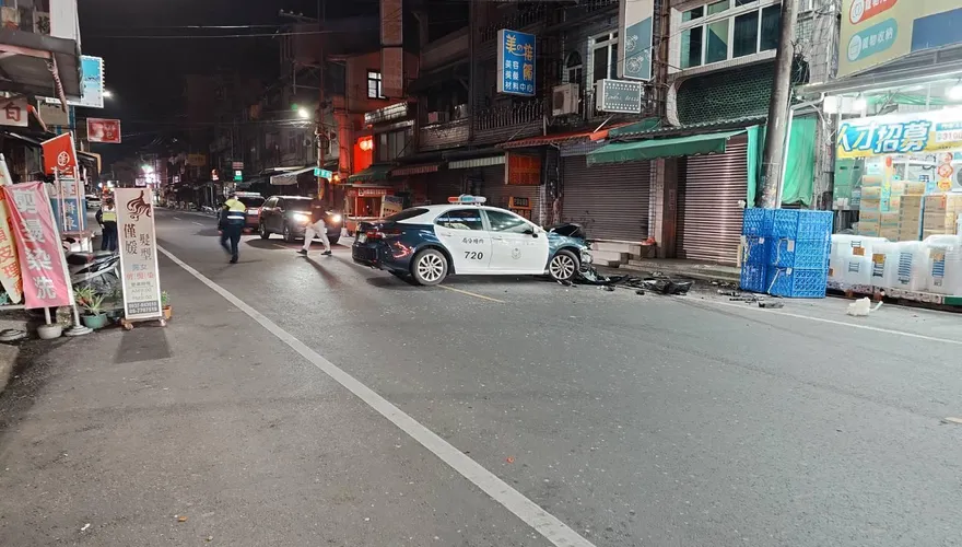 對撞警車！囂張通緝犯鬧區「躲7槍」　逃亡畫面被錄下