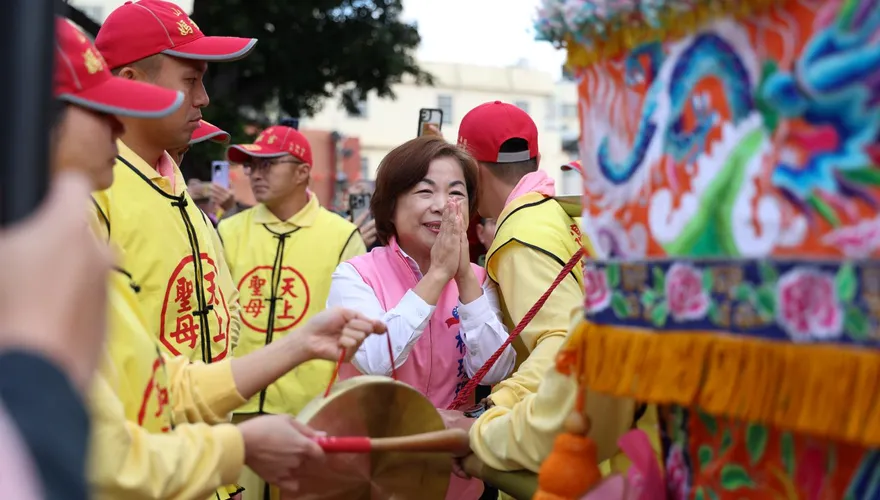 山邊媽祖台中贊境神指引？神轎突「衝向楊瓊瓔」驚人一幕　萬人目睹