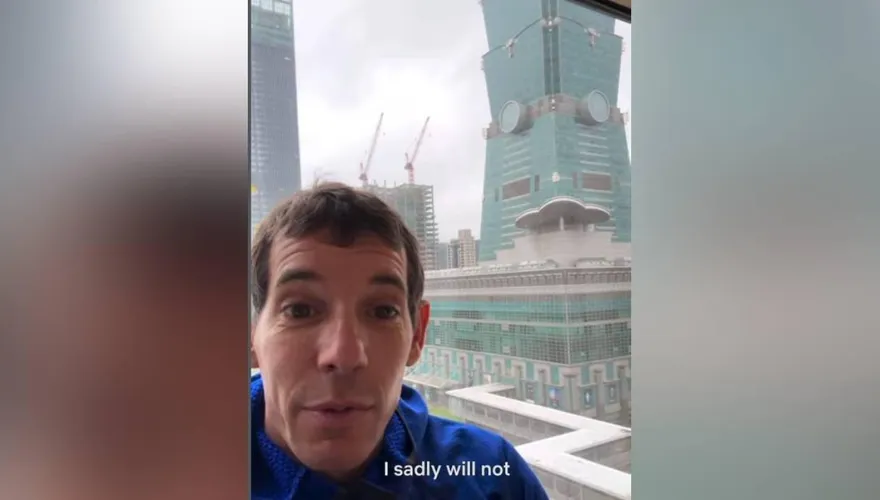 徒手攀台北101遇雨延期！霍諾德拍片吐心聲：明天再挑戰