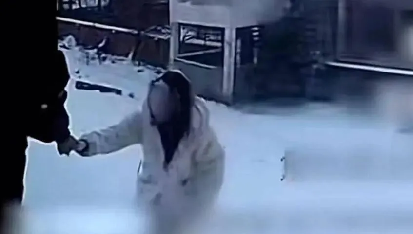 影/深夜雪地現「白衣女」？陸警嚇傻：是活人！挨凍8小時驚險救回