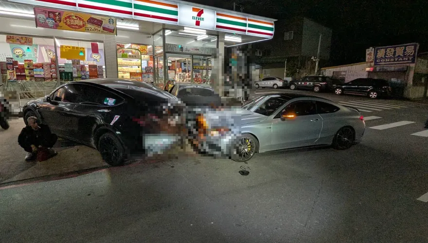 影/彰化女無照駕賓士突右轉！連撞2車釀2傷送醫