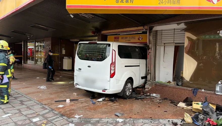 三立採訪車暴衝撞銀行！受害人還原「被轟飛」恐怖瞬間