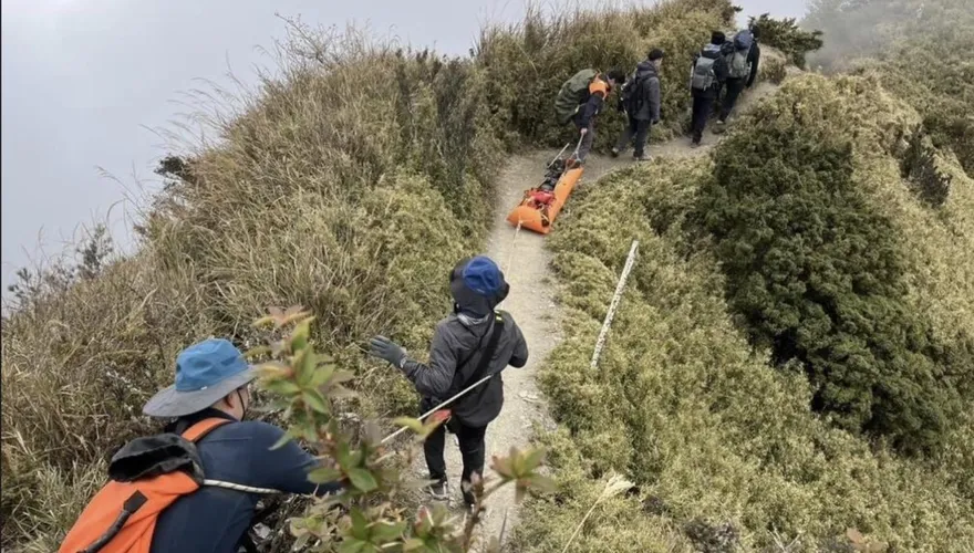 台東關山嶺登山客跌倒骨折　警消救援搬運下山送醫
