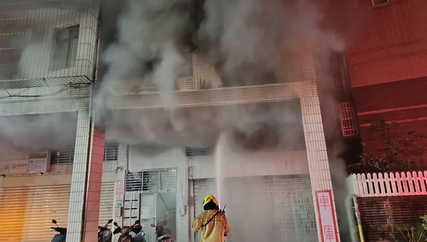 轟！基隆民宅「車庫爆炸大火」驚悚直擊　8人急逃